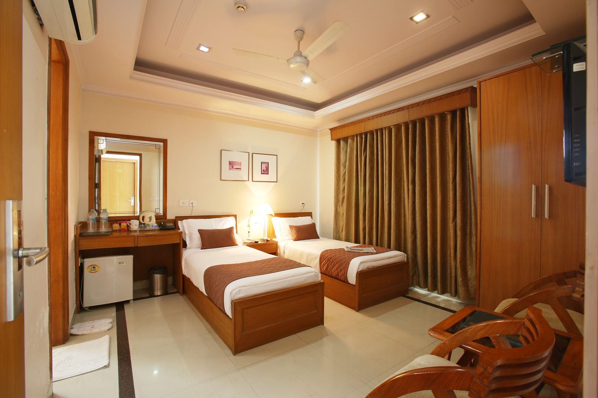 Emblem Hotel Sector 14 Gurgaon Exterior foto