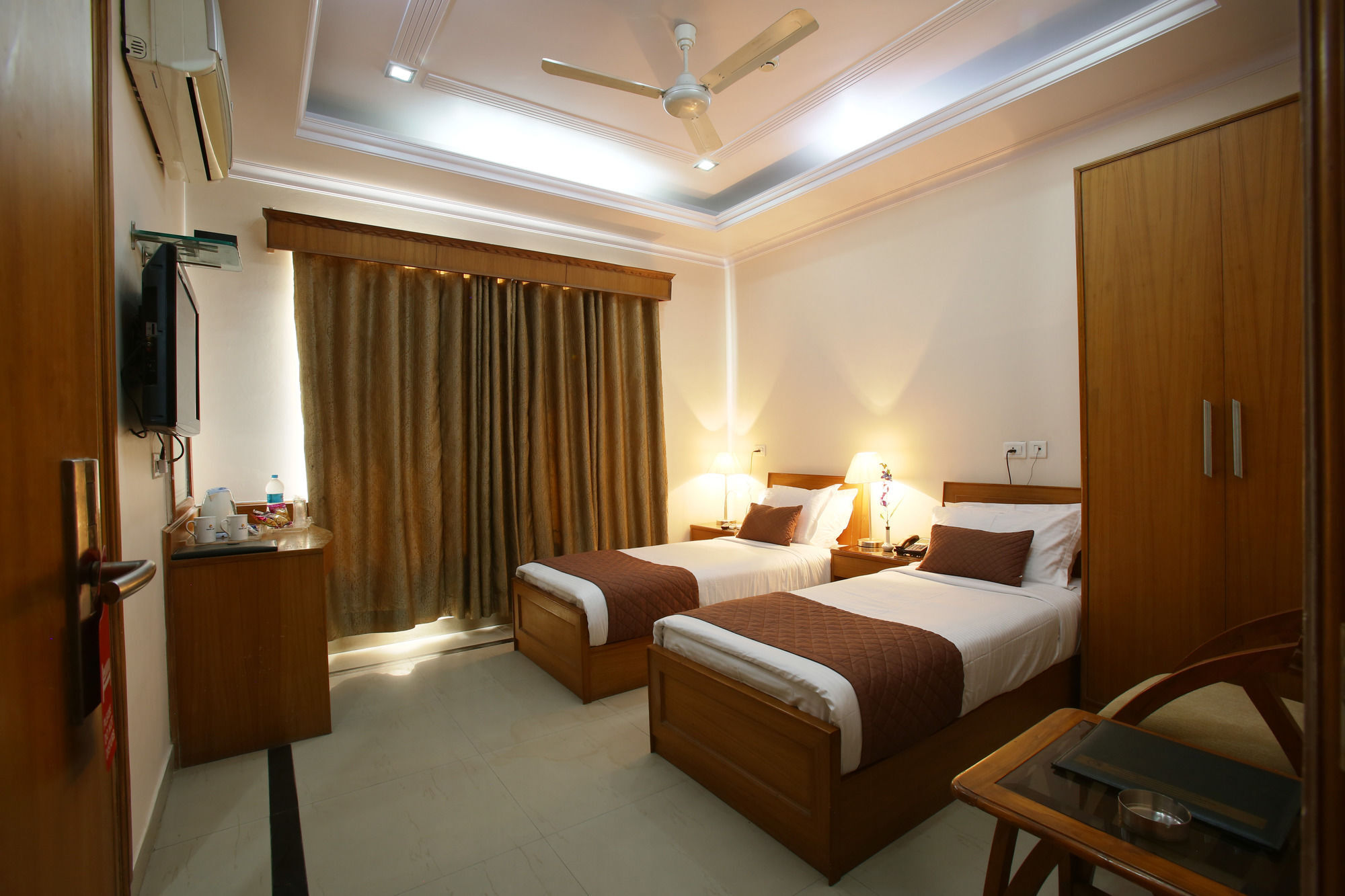 Emblem Hotel Sector 14 Gurgaon Exterior foto